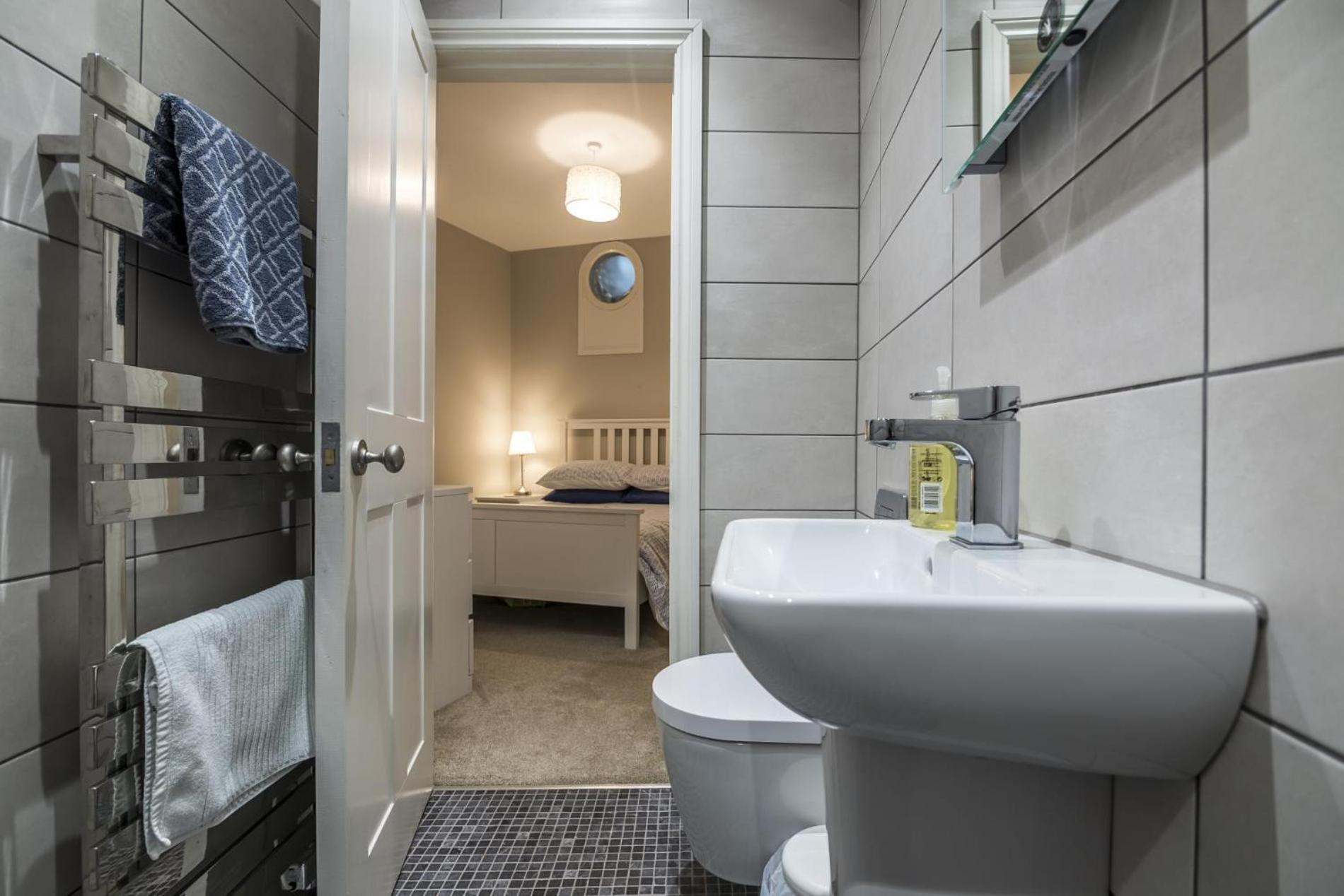 Sea Legs - 2 Bedroom Apartment - Tenby Eksteriør billede