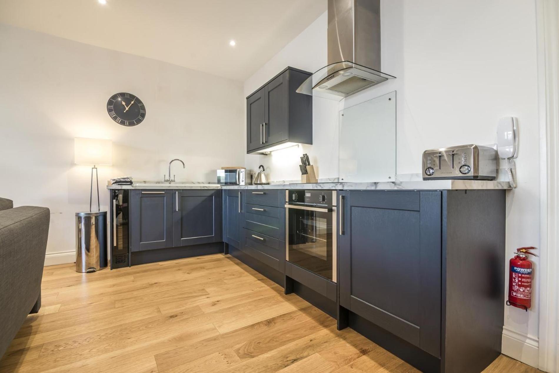 Sea Legs - 2 Bedroom Apartment - Tenby Eksteriør billede